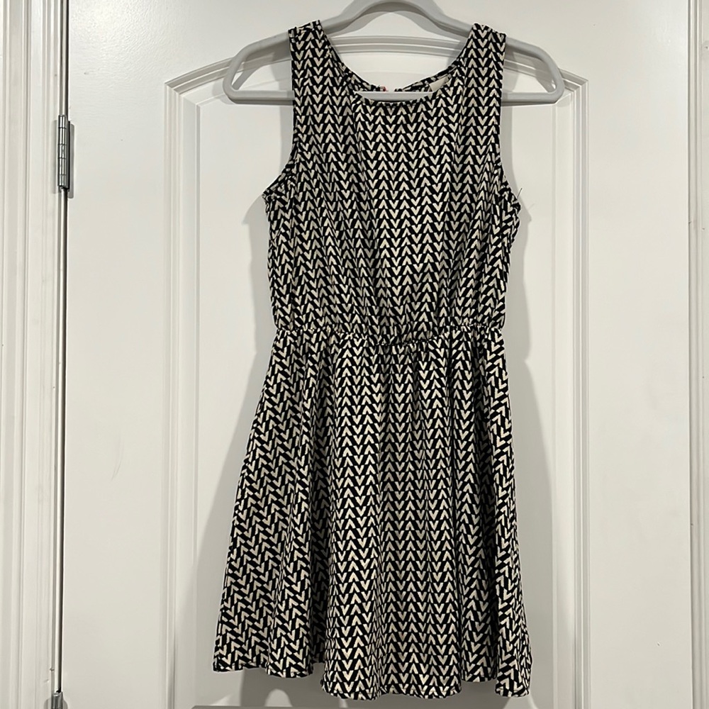 Francesca’s Black & White Geometric Print Fit & Flare Dress - Med
